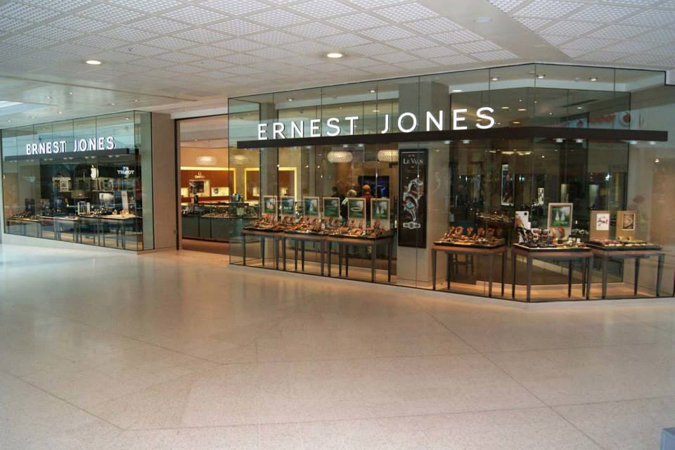 Store closures cause Signet Jewelers-owned UK retailers' sales to shrink by 2% in latest quarter